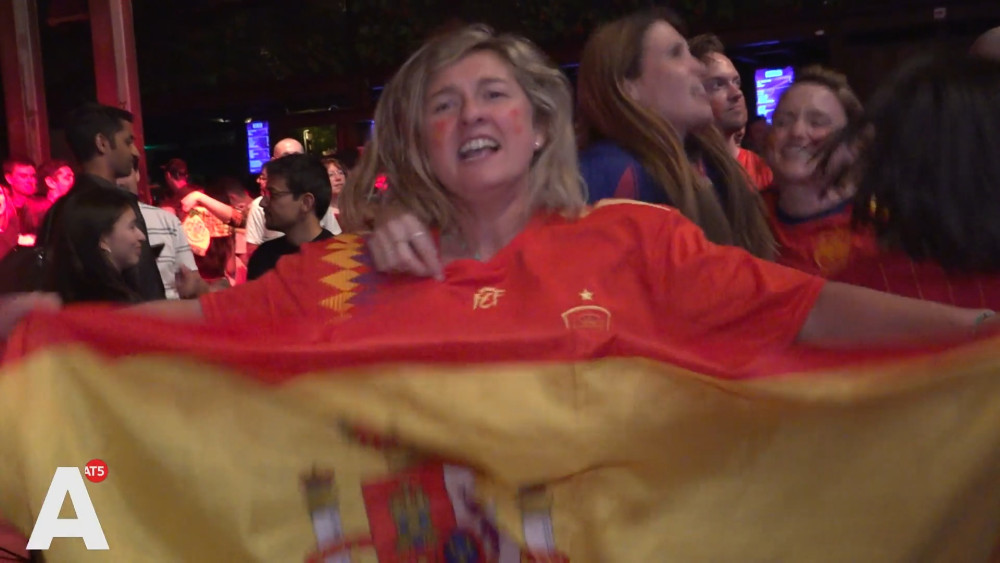 Spaanse fans vieren feest als het land de regerend wereldkampioen van de troon stoot