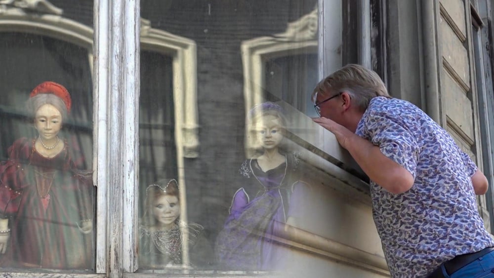 Voormalig hotel aan Sarphatistraat laat mensen griezelen door poppen: "Wed dat het er spookt"