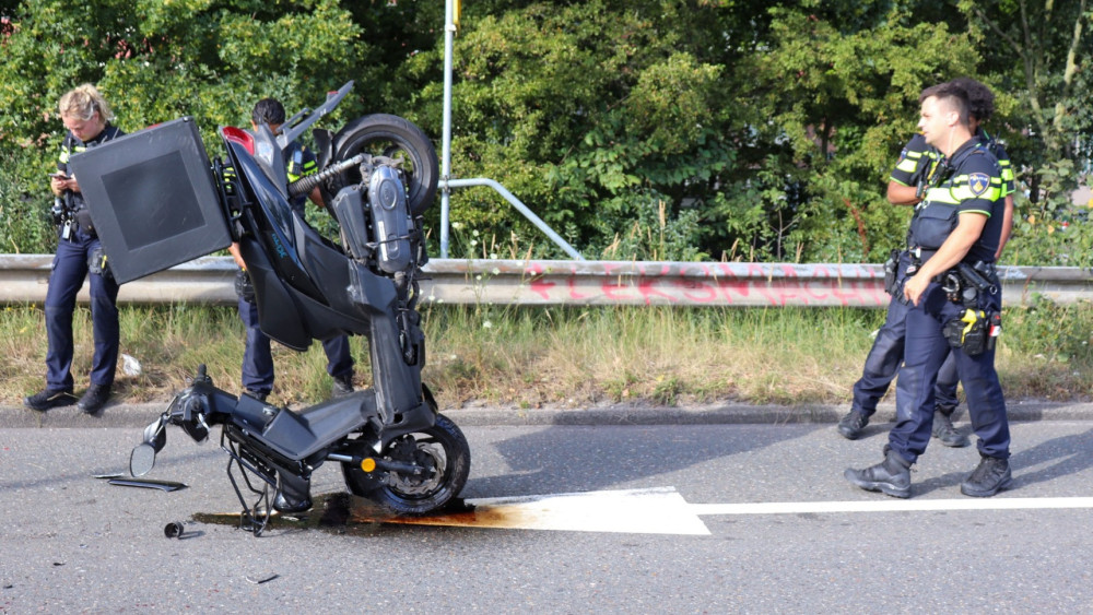 Scooter botst achterop auto en komt op wonderlijke manier tot stilstand