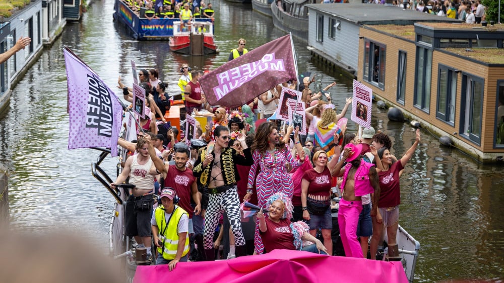 Canal Parade: 80 boten varen door de gracht, veel bezoekers langs de kant