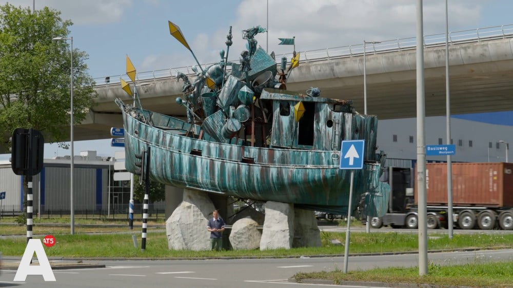 Serie rotondekunst: "Een schip vol met shit"