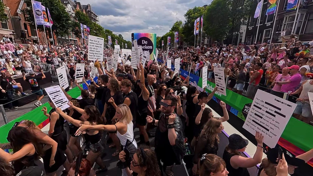 Geweldige beelden: met een 360 graden camera filmden we de Canal Parade vanaf de Boekenboot