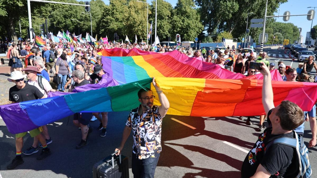 Liveblog: Duizenden deelnemers aan World Pride March, 'laat liefde winnen'