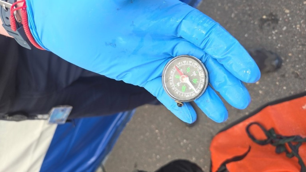 Politie zoekt identiteit in water gevonden overleden man met opvallende ring en kompas