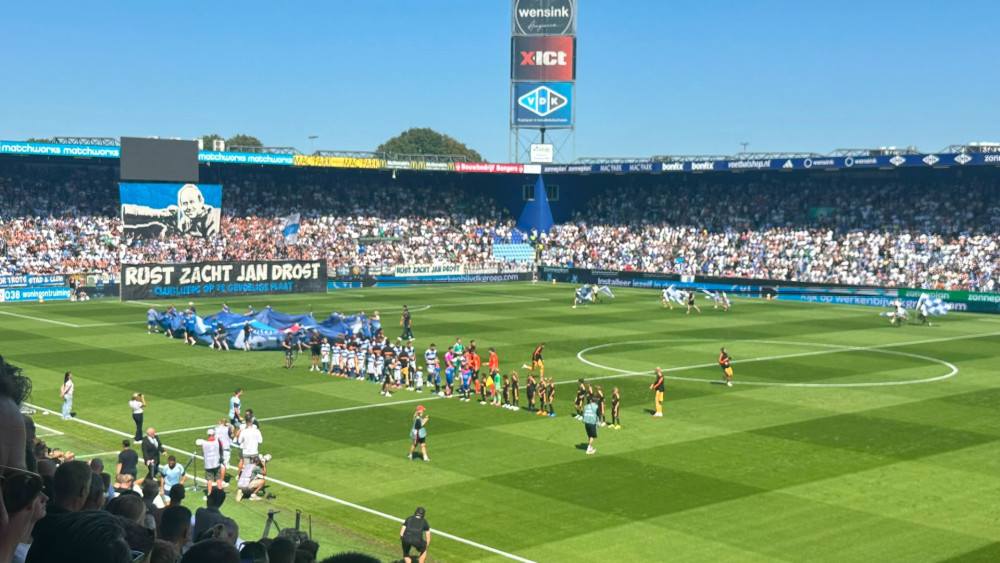 Ajax wervelt niet tijdens seizoensstart, maar wint wel in Zwolle