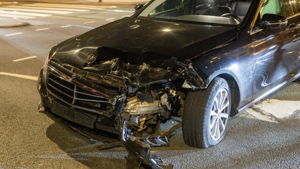 Taxichauffeur aangehouden na botsing: onder invloed en zonder rijbewijs