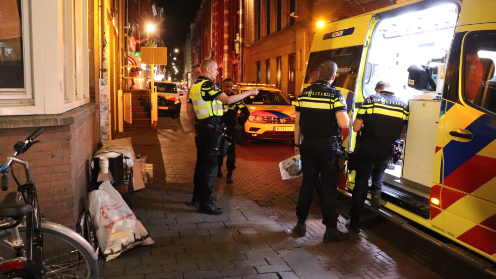 Man neergestoken op Warmoesstraat, verdachten met taser aangehouden