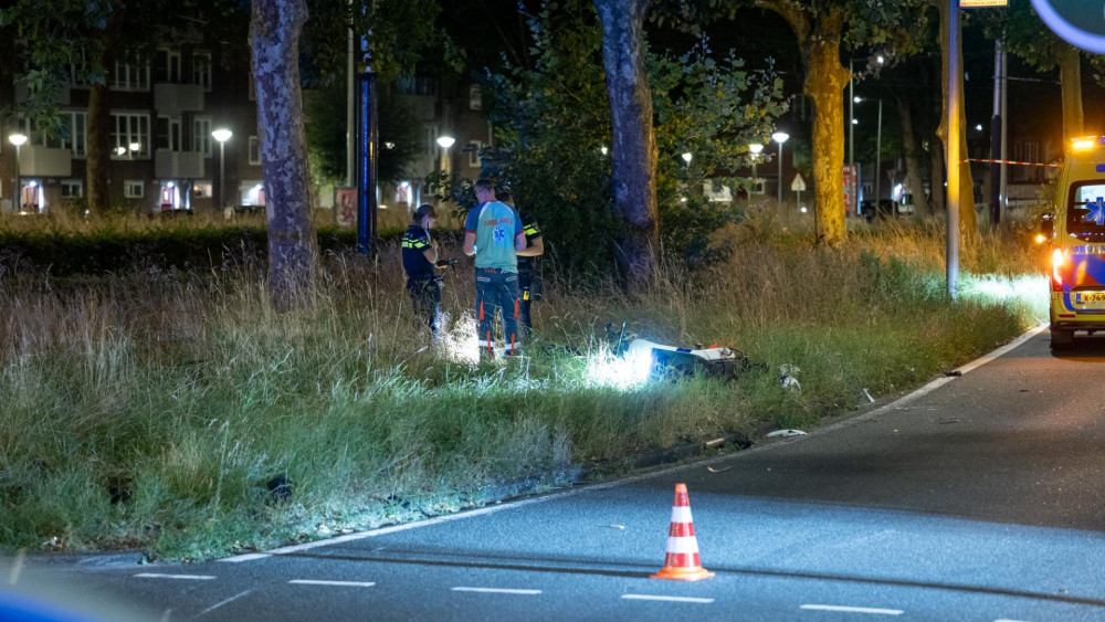 Vrouw (26) zwaargewond bij aanrijding tussen scooter en auto op Cornelis Lelylaan