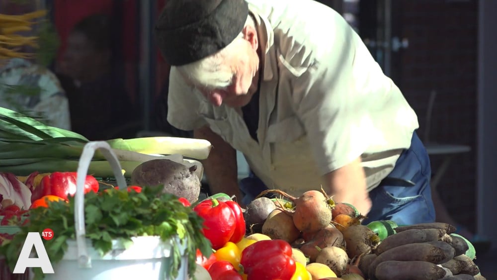 Naast nieuw paspoort nu ook verse tomaten in Stopera: "Eberhard's wens in vervulling gegaan"