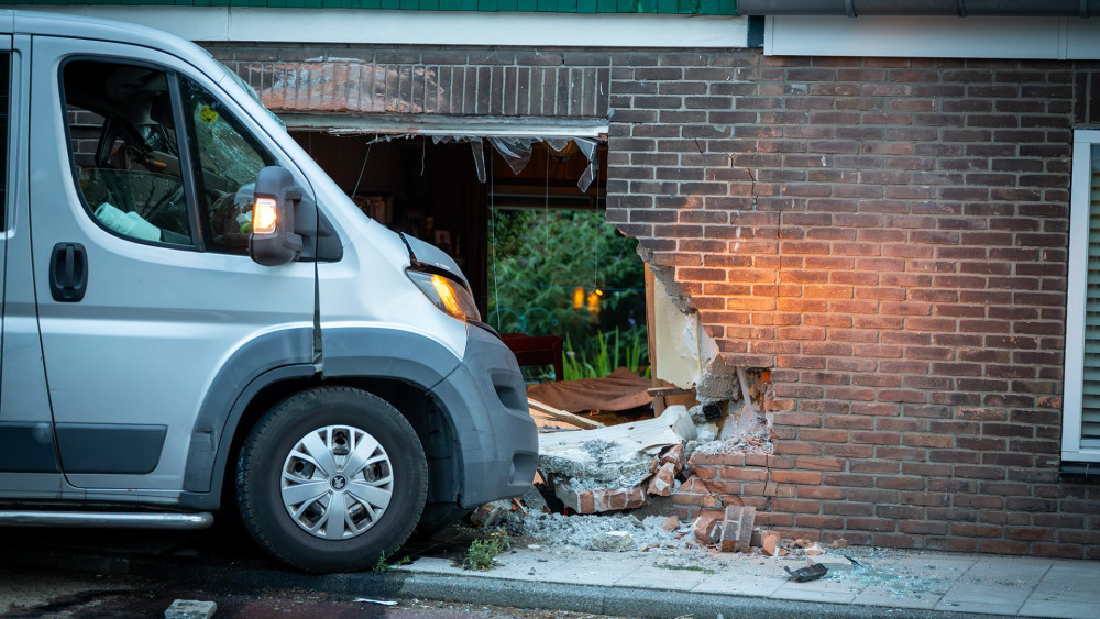 Busje rijdt woning Osdorperweg binnen, bestuurder test positief op alcohol