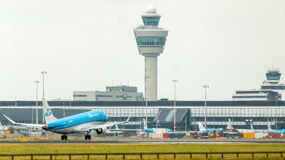 Beveiligers Schiphol leggen werk neer: lange rijen verwacht