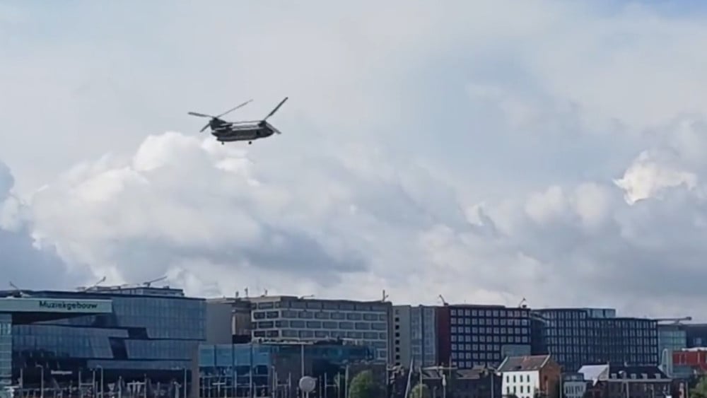 Wat doen al die legerhelikopters boven de stad?