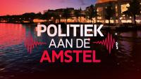 De tekst ‘POLITIEK AAN DE AMSTEL’ staat in vetgedrukte letters boven een rivier bij zonsondergang, met de stadslichten die in het water weerspiegelen. Rode grafische afbeeldingen van geluidsgolven flankeren de ondertitel.