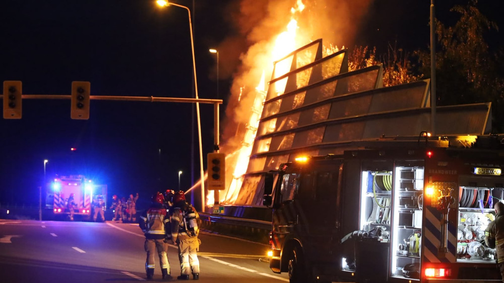 Brand in geluidswal langs A10 West, gasfles gevonden