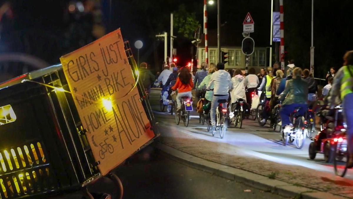 Tientallen gaan bellend en met verlichte fietsen de straat op om de nacht opnieuw op te eisen
