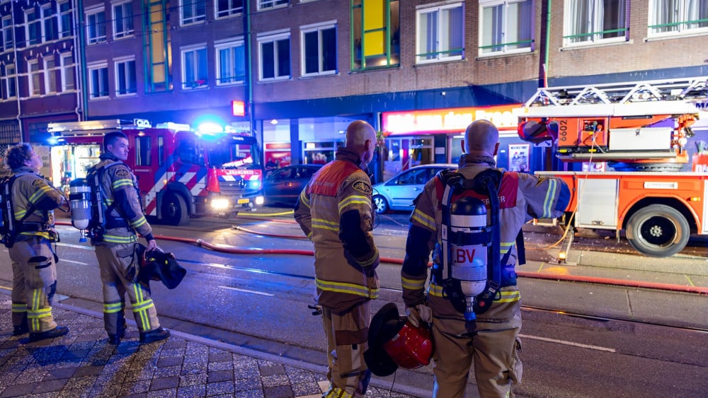 Uitslaande brand verwoest etagewoning Staatsliedenbuurt