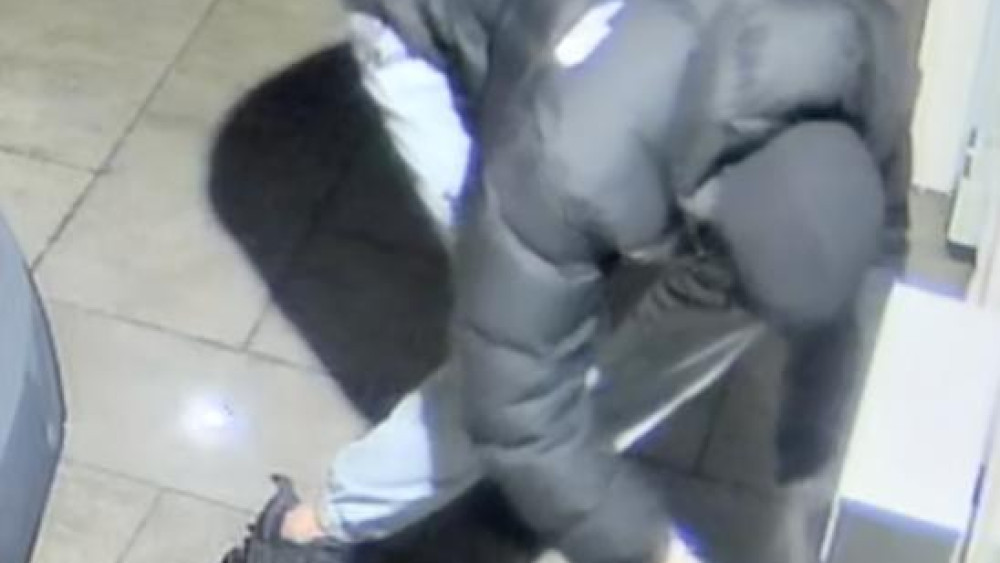 Politie deelt beelden: man legt explosief bij voordeur en schiet op woning in Osdorp