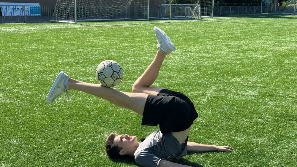 Trucs en acrobatiek: Abel (19) uit Noord is de beste freestylevoetballer ter wereld