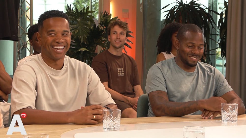 Urby Emanuelson en Ruben Ligeon met studenten in gesprek over hun leven als profvoetballer