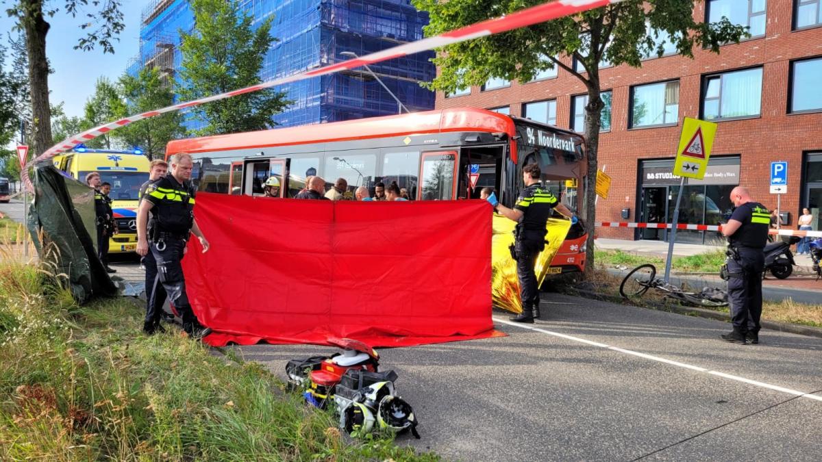 Fietser in kritieke toestand na aanrijding met lijnbus op Klaprozenweg in Noord