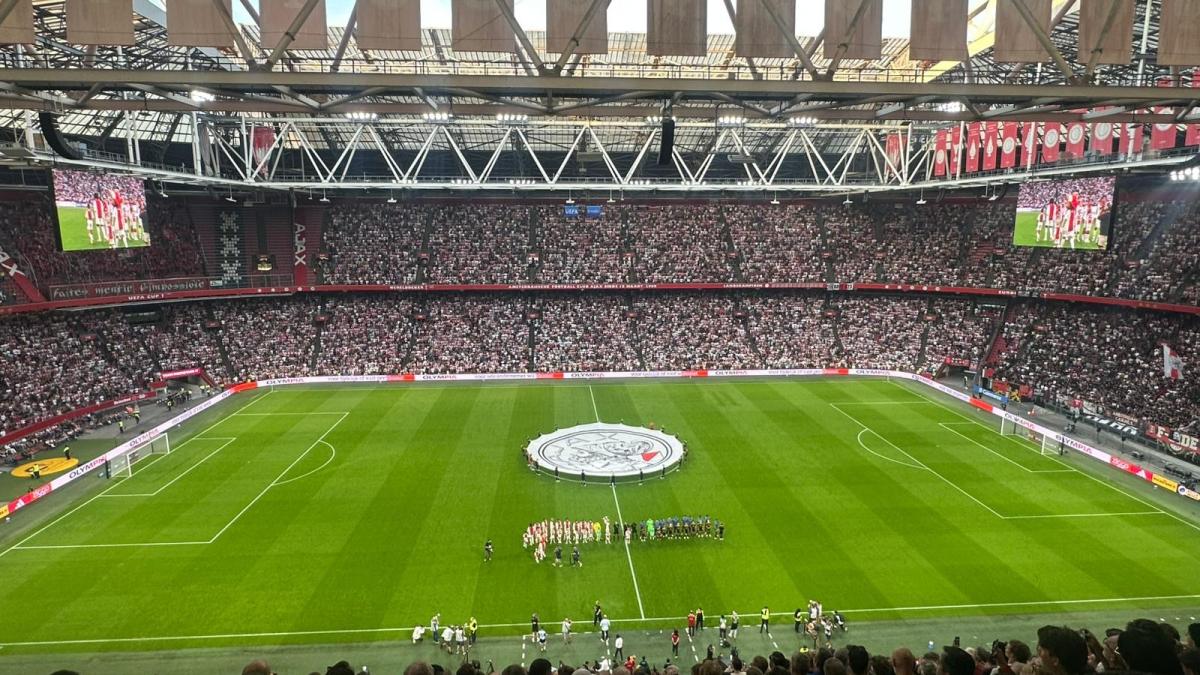 Twee goals Tolu leiden Ajax naar 5-2 winst en competitiefase Conference League