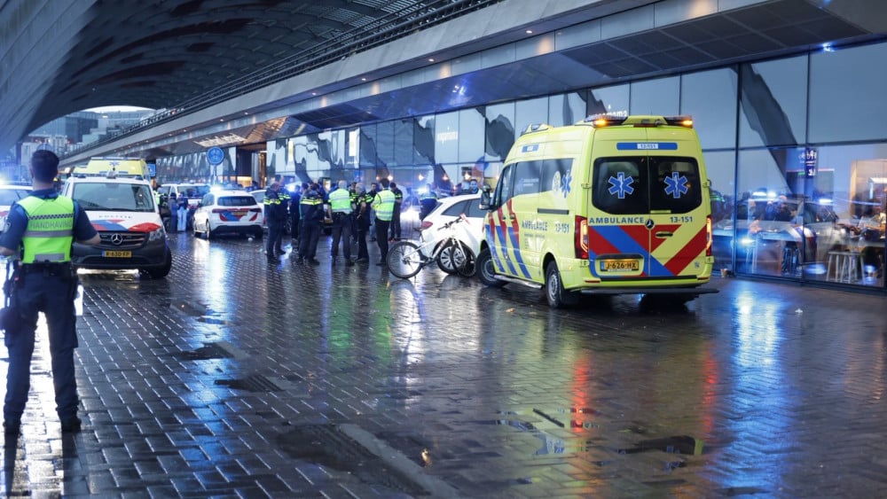 Politie onderzoekt TikTok-livestream na steekpartij CS, verdachte (43) nog in ziekenhuis