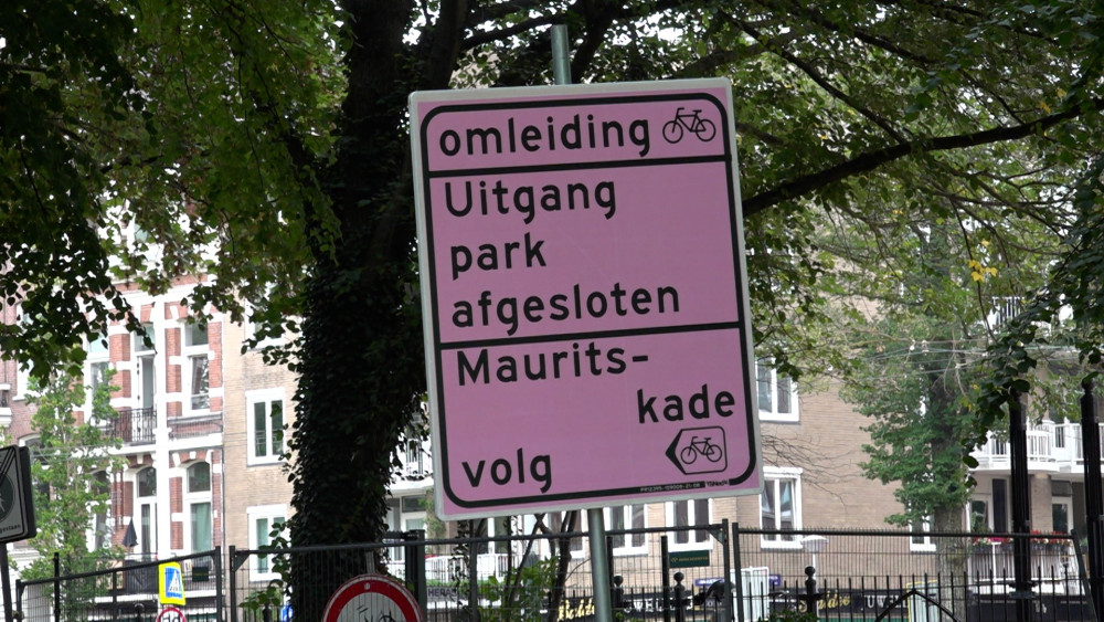 Waarom roze borden rond de Linnaeusstraat? ''Ik vind de kleur wel vrolijker''