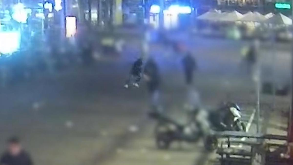 Ajax-fan wil afgepakte sjaal terug en wordt zwaar mishandeld, politie deelt beelden