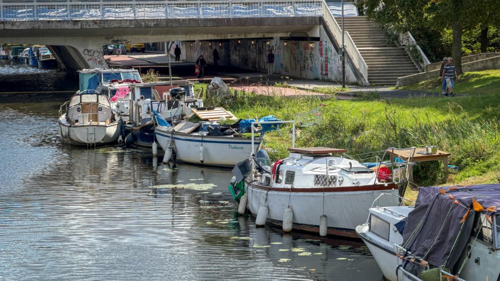 На канале Эрasmusgracht в Амстердаме выявлено около 30 нелегально сданных в аренду лодок, где проживают бездомные