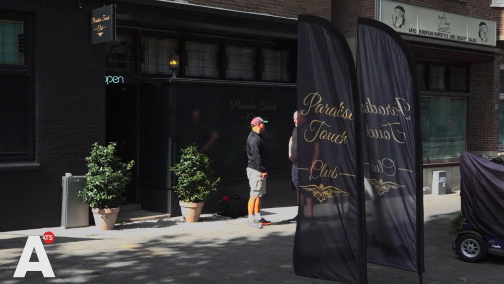 Zijn deze vlaggen voor 'stoute' massagesalon te 'juicy' voor de gemeente?