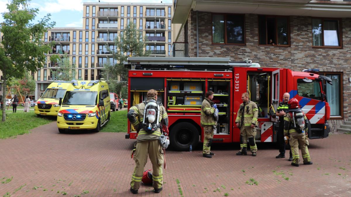 Brand in bankstel in woning Buikslotermeer, één gewonde
