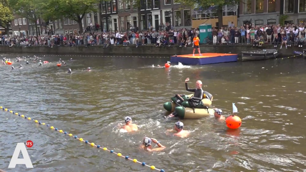 Oud-wijkagent Arjen heeft ALS, maar toch deed hij mee aan de City Swim