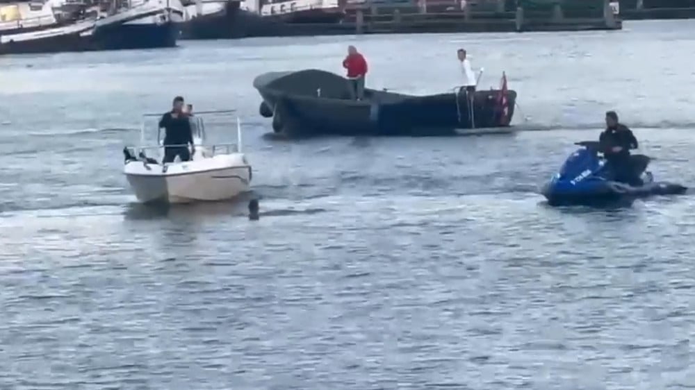 Politie op jetski haalt gewonde man uit het Oosterdok