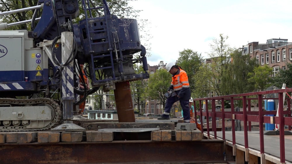 Fundering voor vernieuwde brug 108 De Clercqstraat de grond in: ''We gaan 24 meter diep''