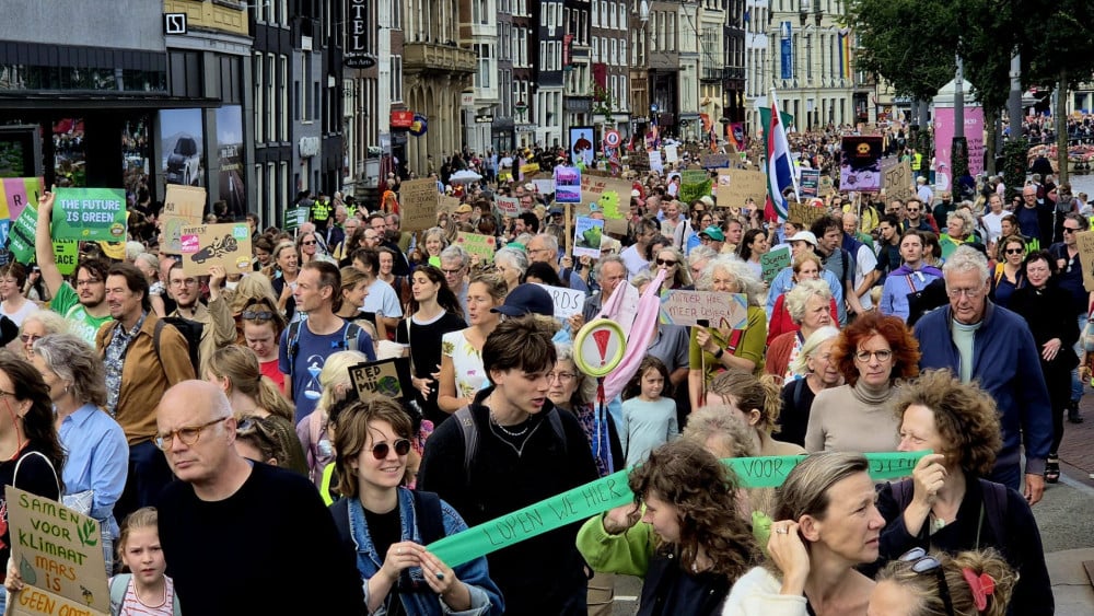 Duizenden mensen op de been voor klimaatmars: "Holy moly, stop met olie"