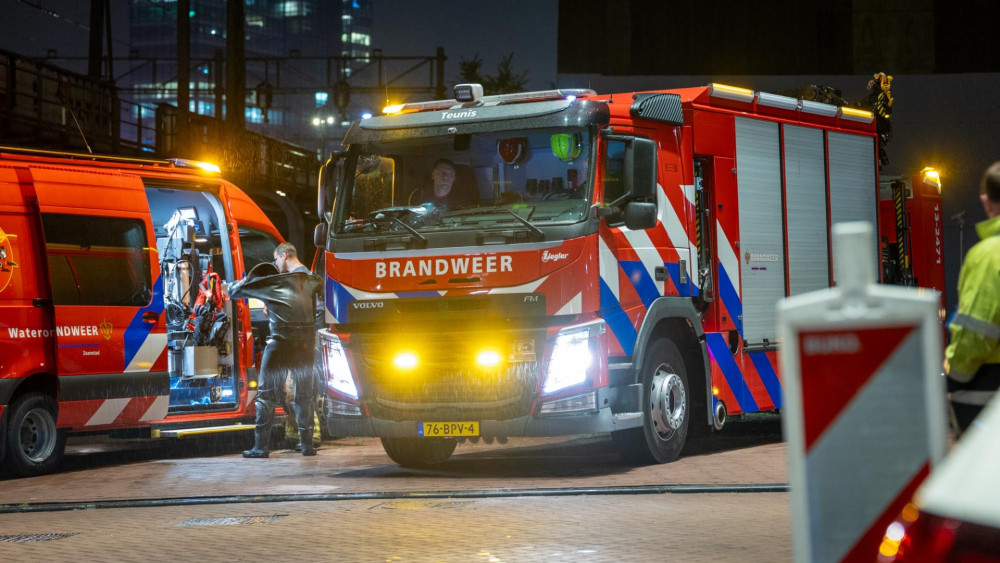 Persoon gered uit het water bij de Amstelkade