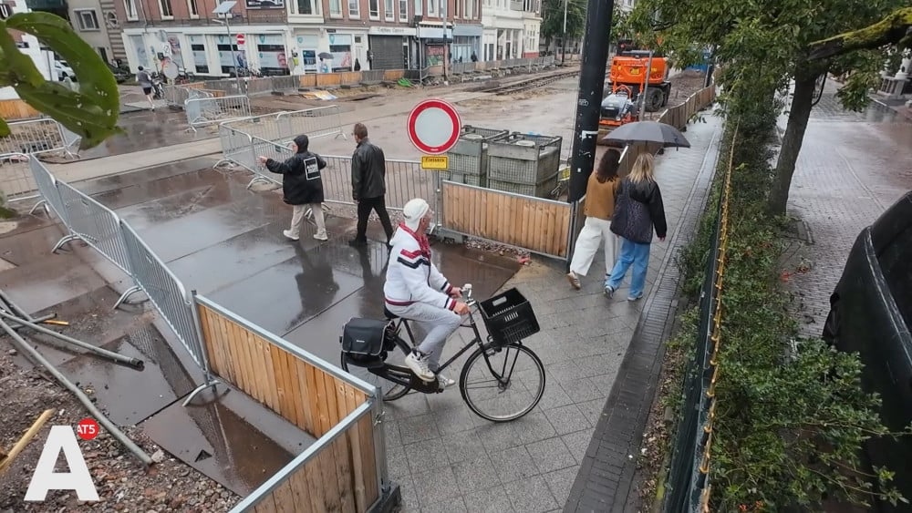 Fietsers kiezen hun eigen weg bij afsluiting Linnaeusstraat: "Mensen maken hun eigen regels"