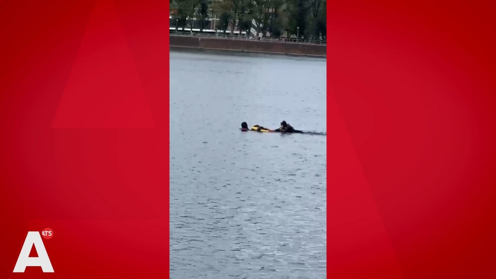 Verwarde man voor tweede dag op rij in Sloterplas, brandweer redt met vlot