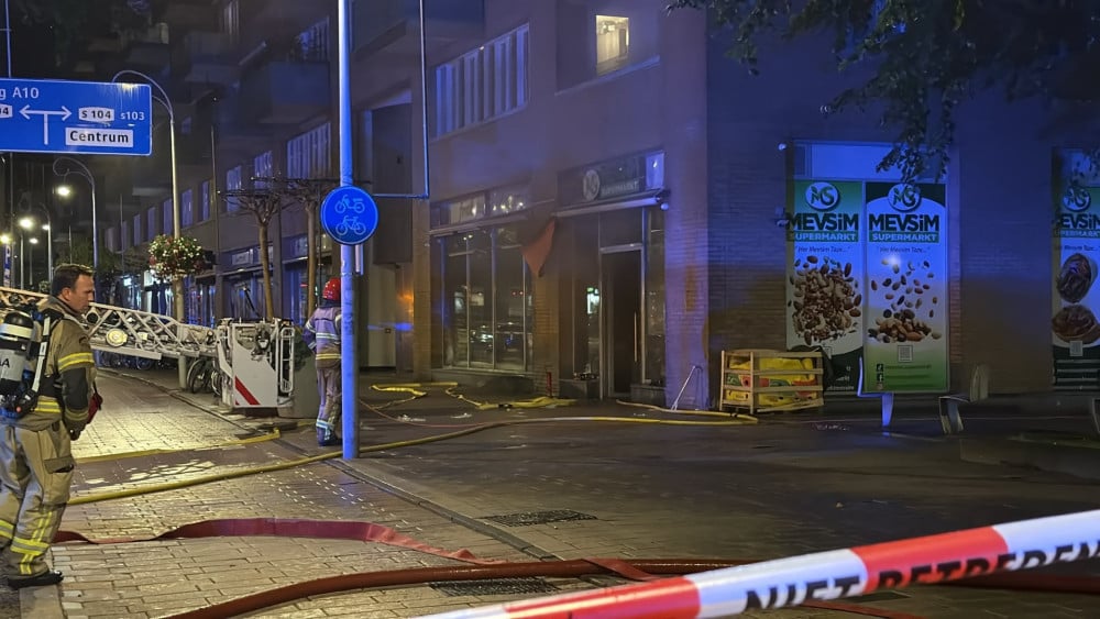 Grote brand in supermarkt West, bewoners omliggende woningen geëvacueerd