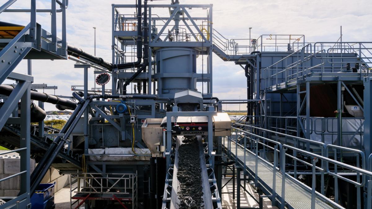 Jarenlang lag 200.000 ton PFAS-grond opgeslagen, nu gaat Schiphol die 'wassen'