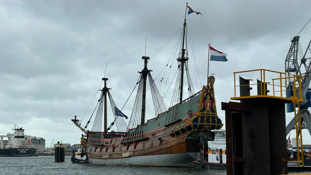 Batavia aangekomen op NDSM-werf: zo werd 17e-eeuws schip langs de stad gesleept