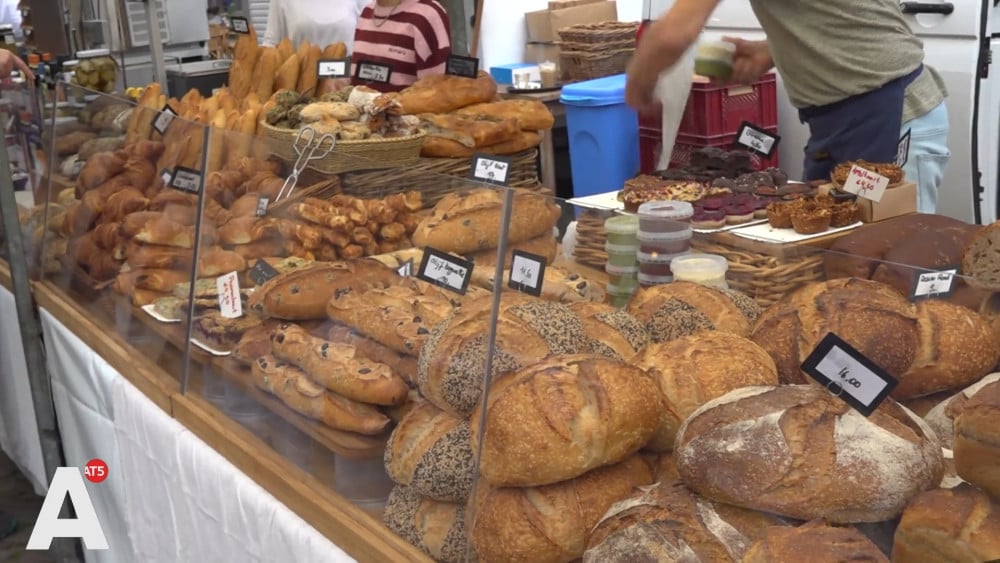 Brood voor 22 euro op de Noordermarkt is 'een lifestyle': "Ik en mijn brood, selfie, klaar"