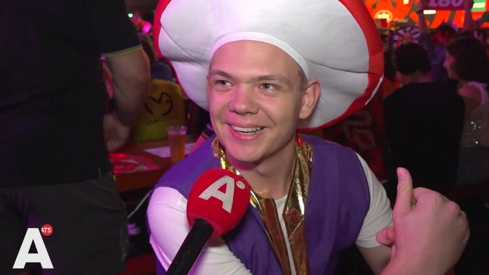 Darten, bier en verkleedkleding: Afas verandert in ‘indoor carnaval' tijdens dartcompetitie