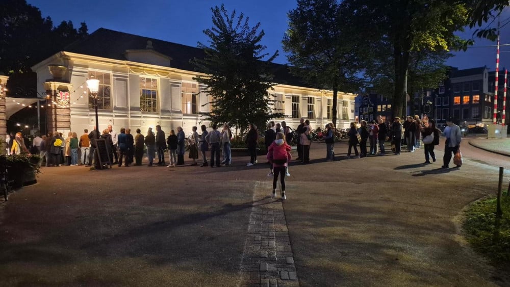Honderden mensen in de rij voor bloem van reuzenwaterlelie in de Hortus