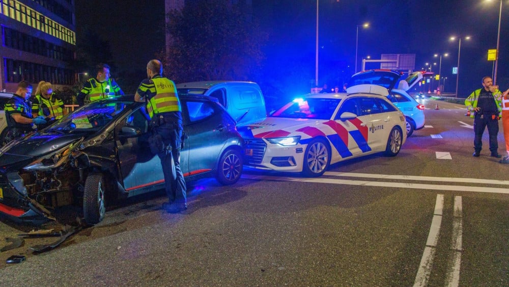 Kilometerslange achtervolging eindigt op Prins Bernhardplein: bestuurder opgepakt