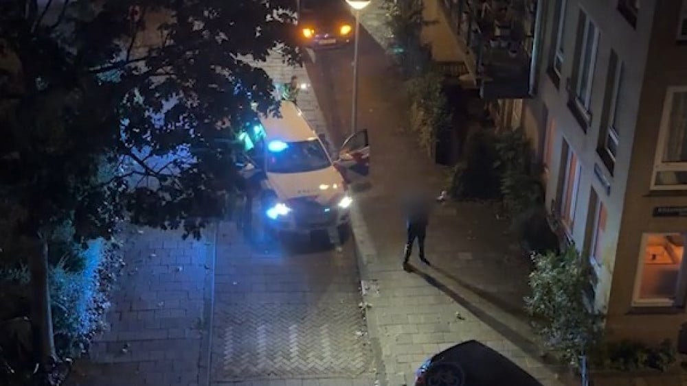 Agenten trekken pistool bij aanhouding Oostenburg: "Uitstappen met je handen omhoog"