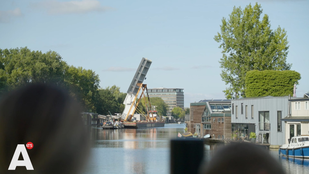 Gigantisch brugdeel wordt uit het water gehesen bij de Schinkel