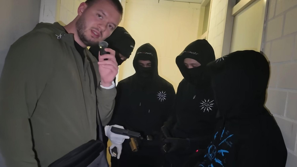 Police investigate youths from Southeast who proudly showed weapons to German YouTuber
