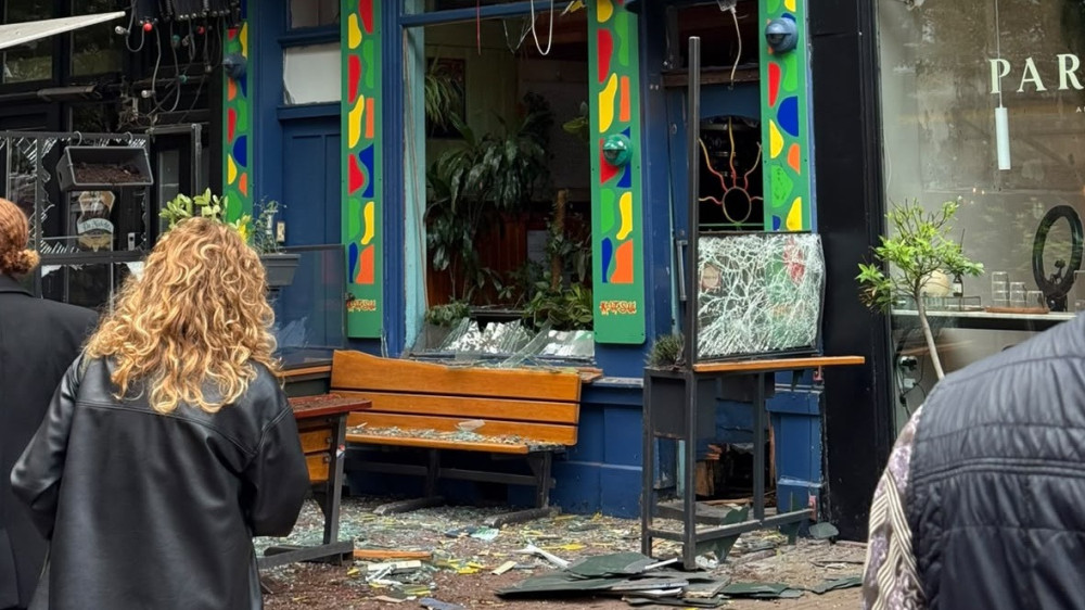 Straat bezaaid met glasscherven na explosie bij coffeeshop in De Pijp