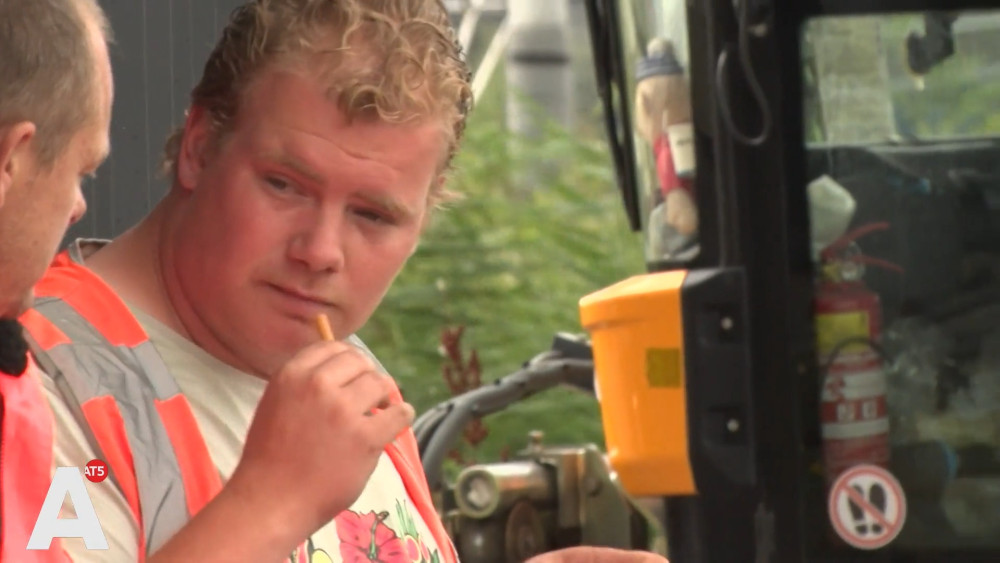 Niemand heeft geduld voor de veegwagen van Patrick: "Iedereen heeft haast"
